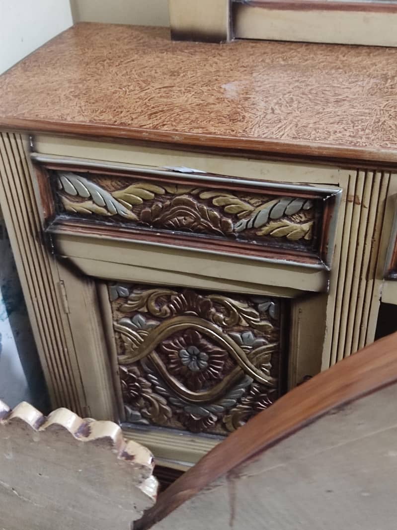 King size bed with dressing  table and side tables 5