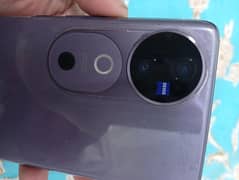 I'm selling my Vivo v40 complete accessories in warranty