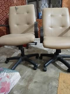 4 chairs han sahi halat ma 1 ka price 4500 ha