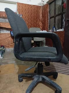 2 chairs han 1 ka price 4000 ha saf halat ma