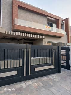 Luxurious 1 Kanal Modern House for Rent in DHA Phase 5 Prime Location Near Park & Market!