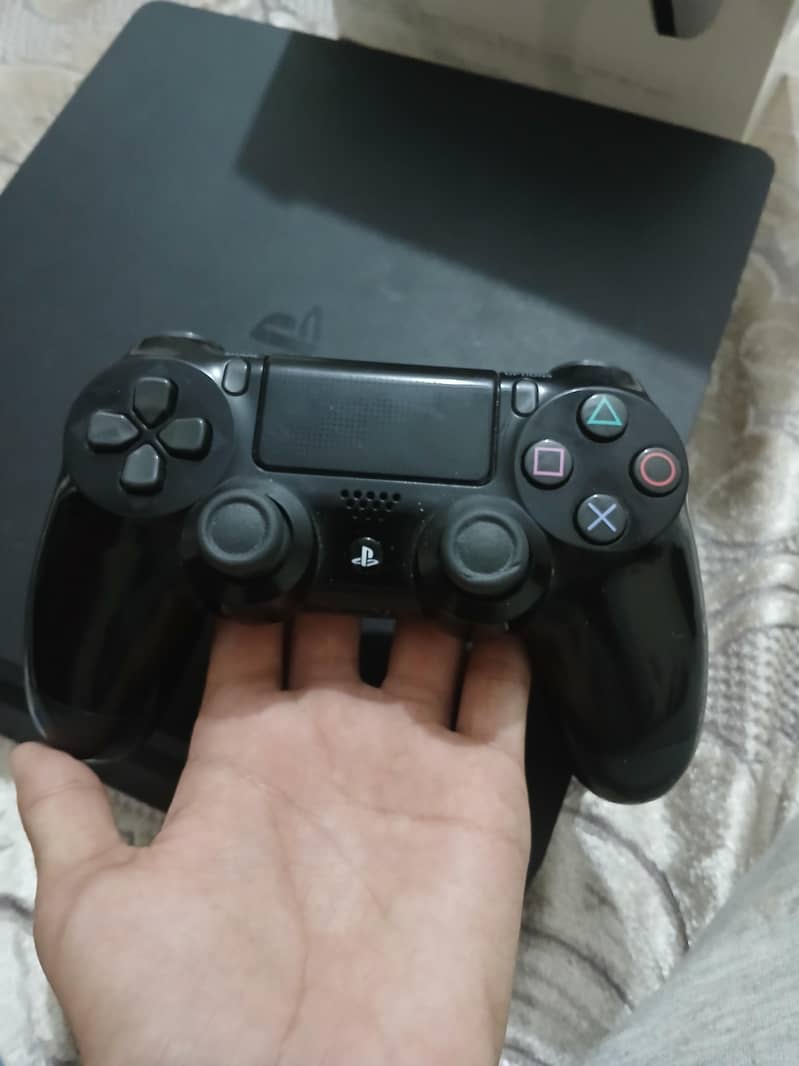 ps 4 with 3 games with ps 5 controller 4