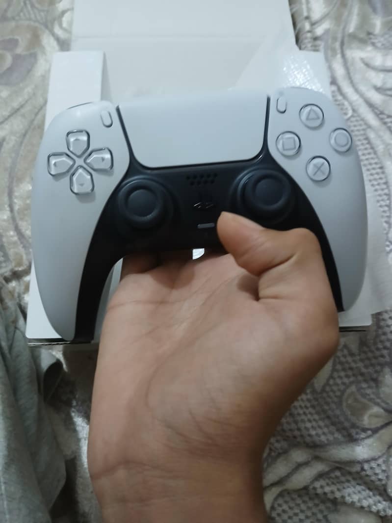 ps 4 with 3 games with ps 5 controller 5