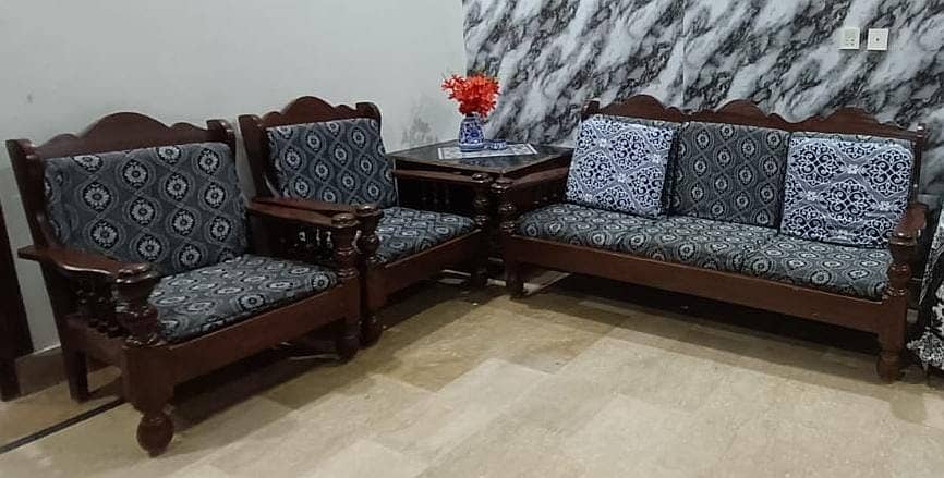 5 SEATER SOFA SET WITH 3 TABLE FOR SALE URGENT 0