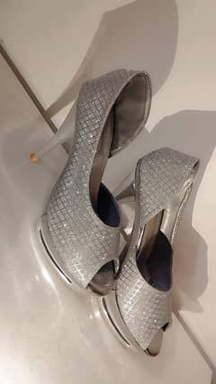 Bridal walima heels 7 number only 3 hours used
