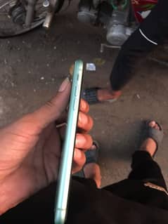 I phone 11 nonpta ha 10/10 water pack 90 bettry health no scratches