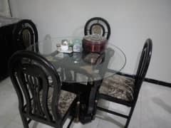 round dining table