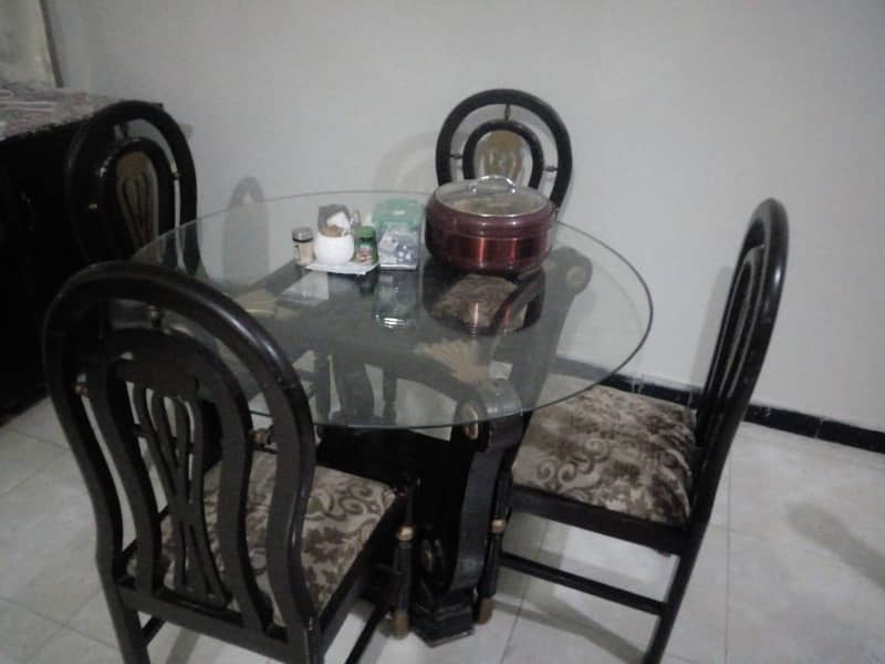 round dining table 0