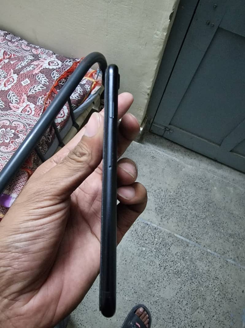 iPhone SE 2020 64GB Factory Unlock. Airtight IOS 26 updated 6