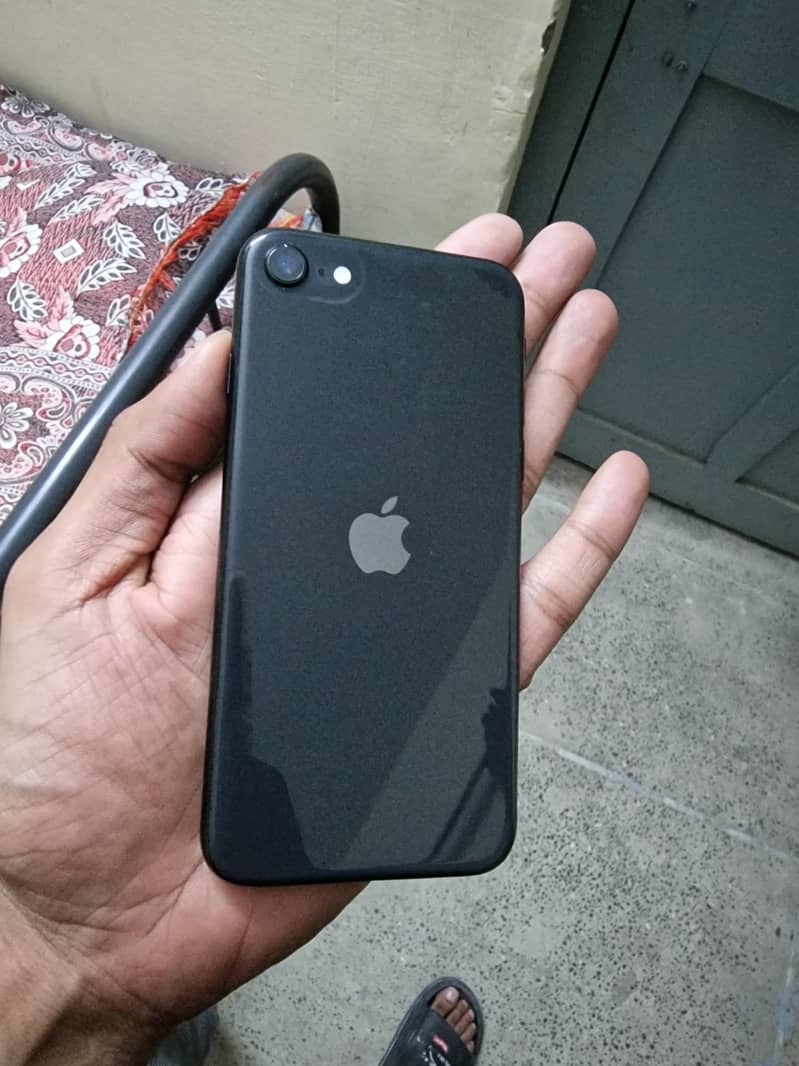 iPhone SE 2020 64GB Factory Unlock. Airtight IOS 26 updated 9