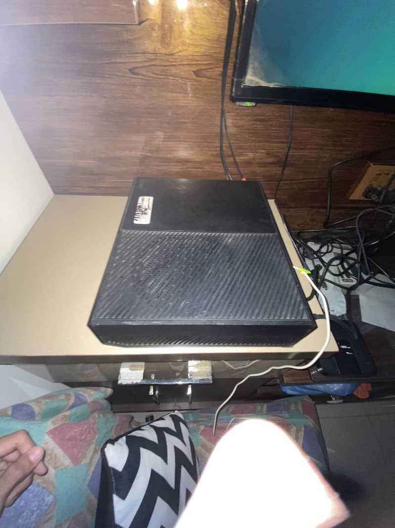 XBOX ONE WITH 2 WIRELESS CONTROLLERS 1