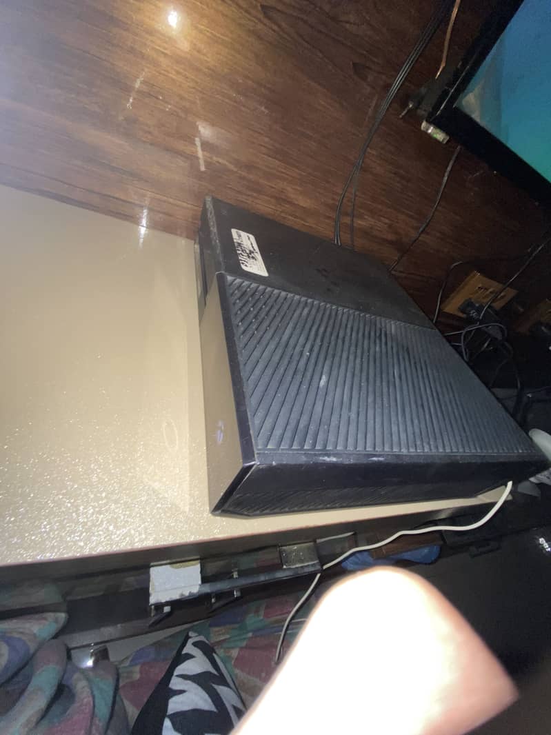 XBOX ONE WITH 2 WIRELESS CONTROLLERS 2