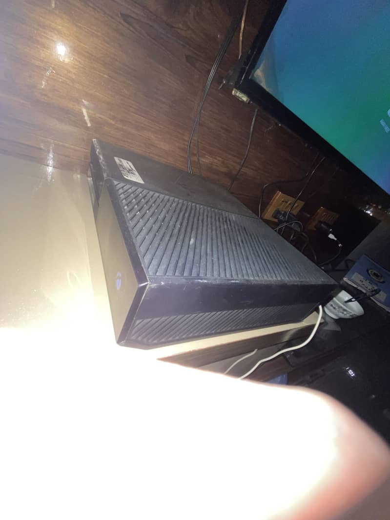 XBOX ONE WITH 2 WIRELESS CONTROLLERS 3