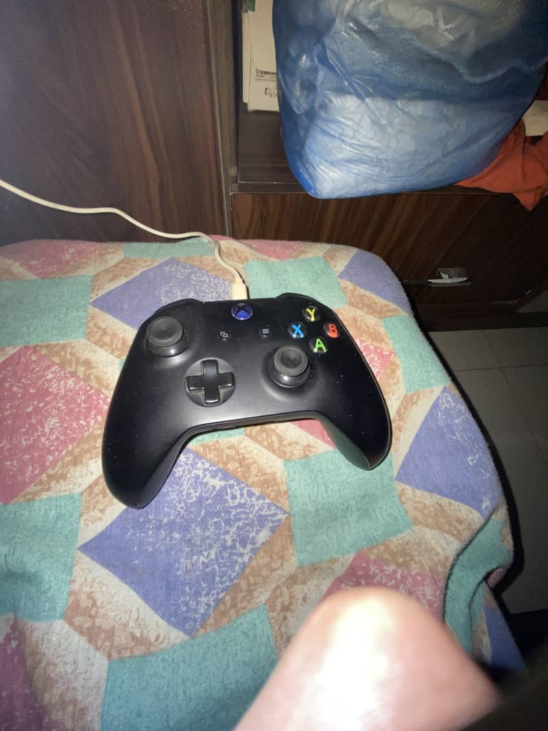 XBOX ONE WITH 2 WIRELESS CONTROLLERS 4