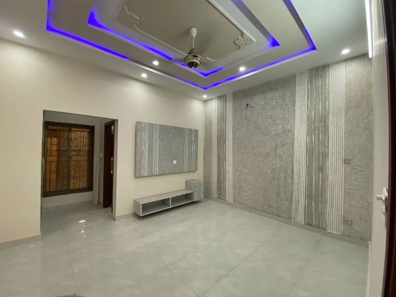 10 Marla Used House in Chenab Block Dc colony Gujranwala. 9