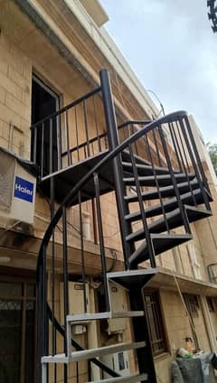 2 round stair seerhi just like new for sale