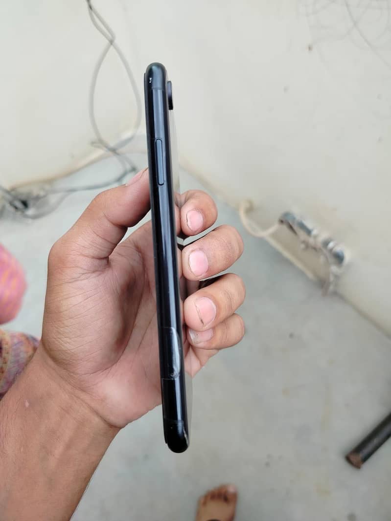 iPhone XR mint condition 2