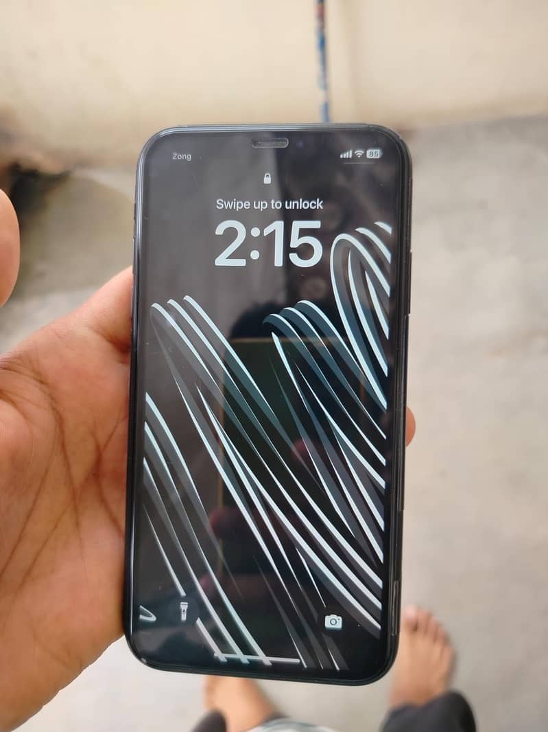 iPhone XR mint condition 3
