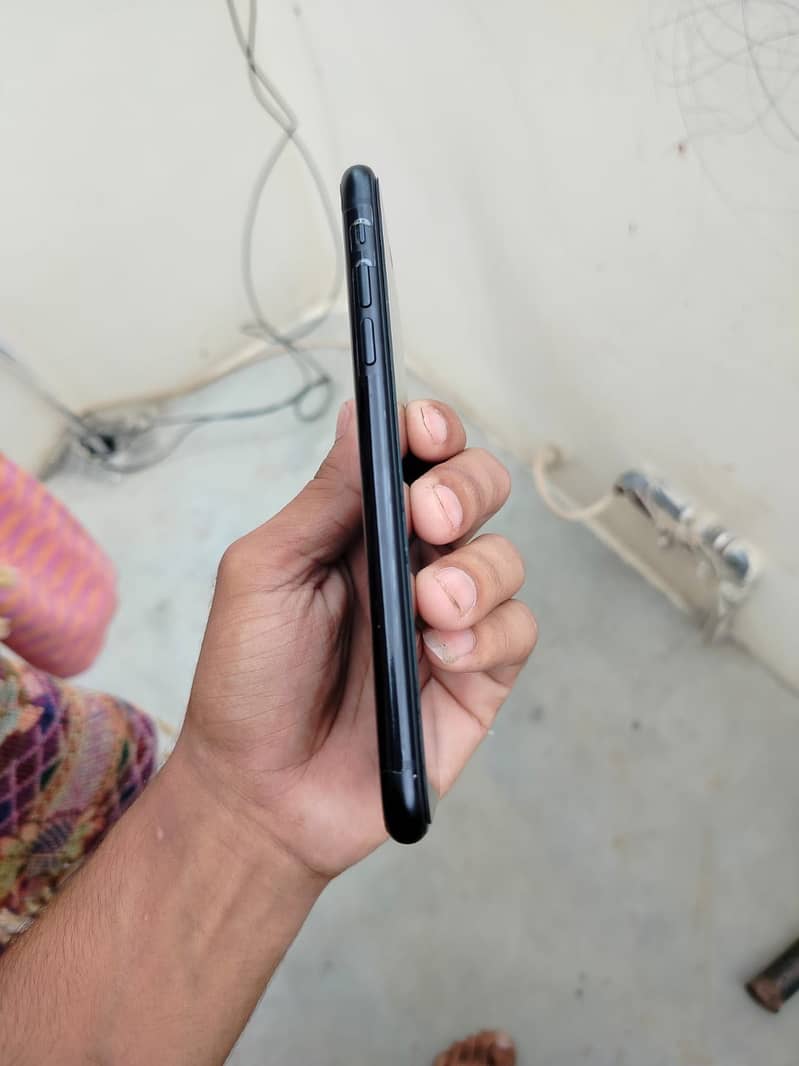 iPhone XR mint condition 4
