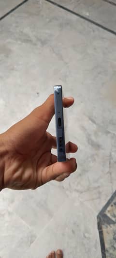 with box charger and mag safe bout he acha mobile hai chailna ma