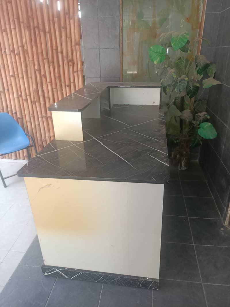 Reception counter in good shape 1