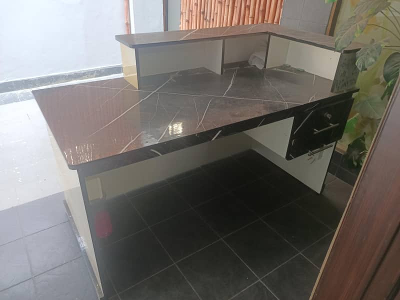 Reception counter in good shape 2