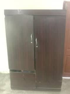 almari kapro wali