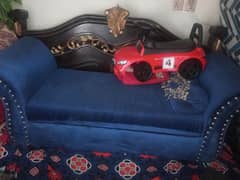 3 seater dewan with 2 cusions