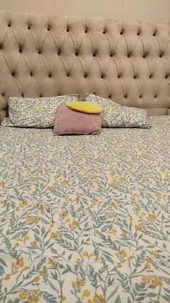 KING BED WITH COMFORTABLE PADDED HEADBOARD
