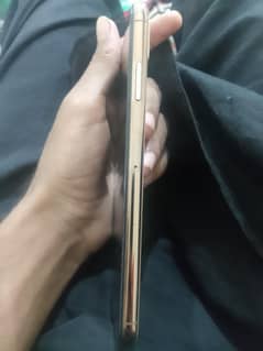 10 bye 9 bilkul saaf hain  charger ki sth