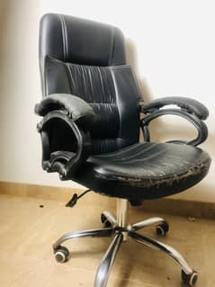 High Quality Boss Chair – Comfortable & Stylish | Almost New