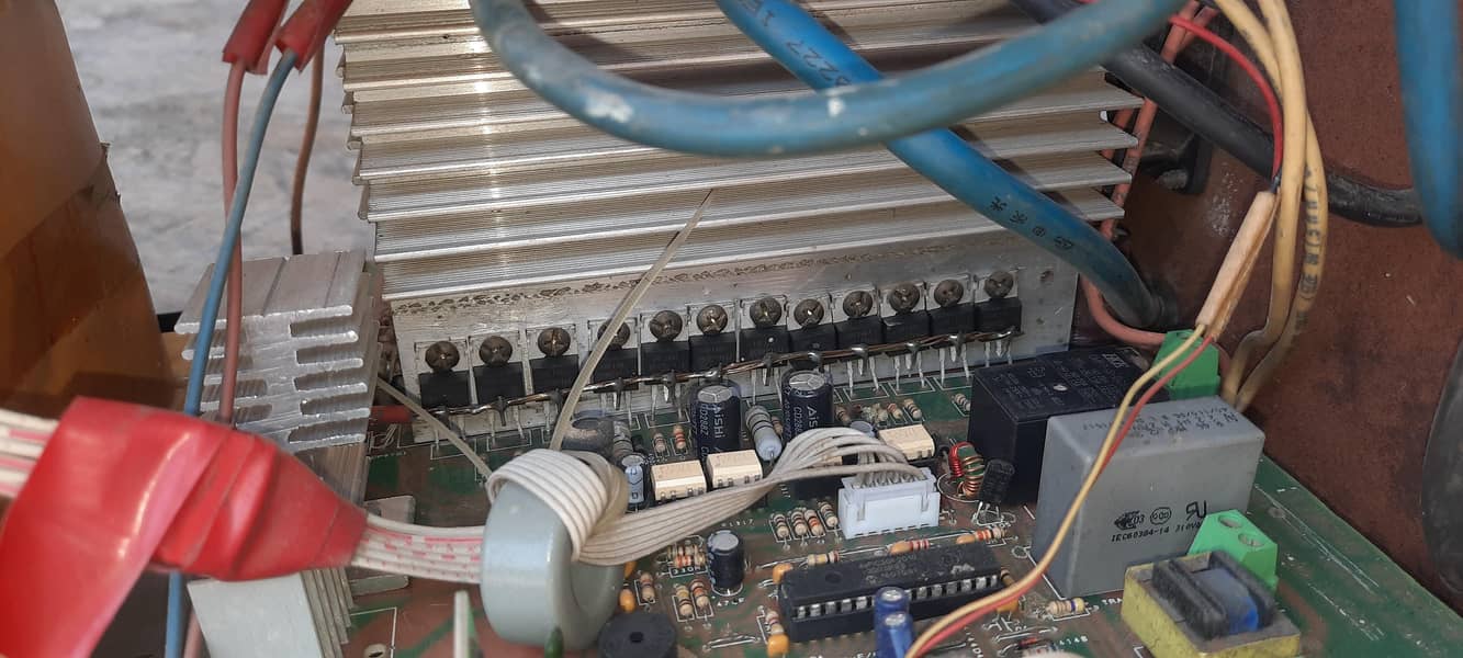 2000 Watts Pure Sinewave UPS with built-in PWM Solar Charge Controller 0
