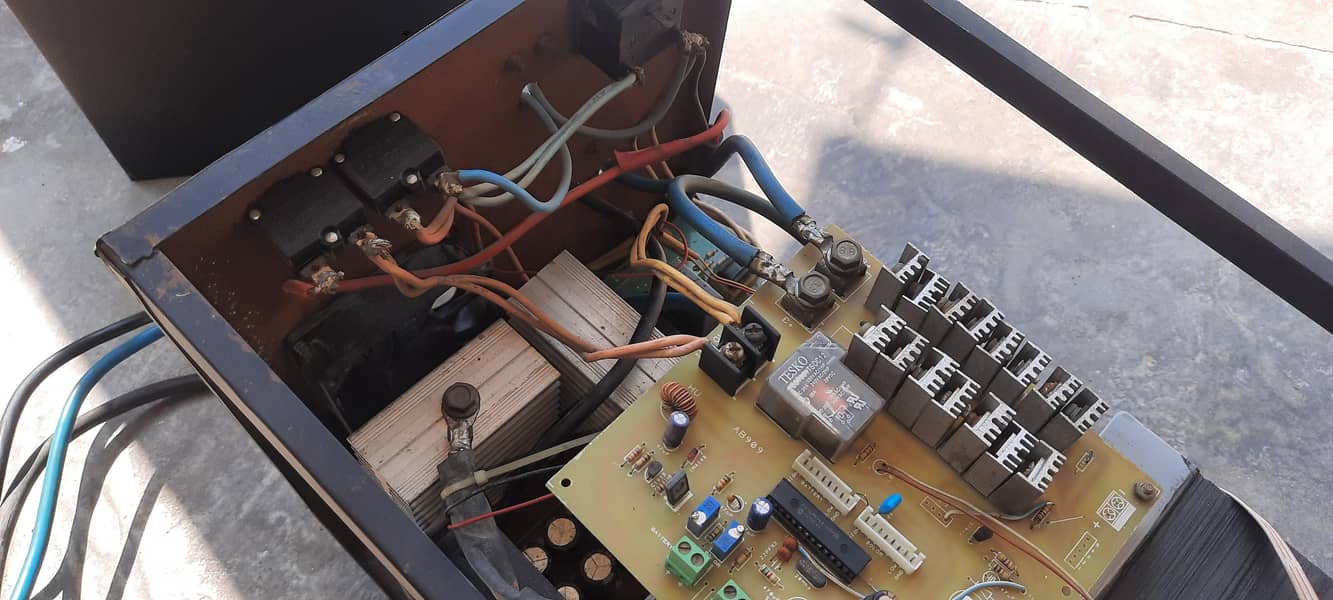 2000 Watts Pure Sinewave UPS with built-in PWM Solar Charge Controller 3