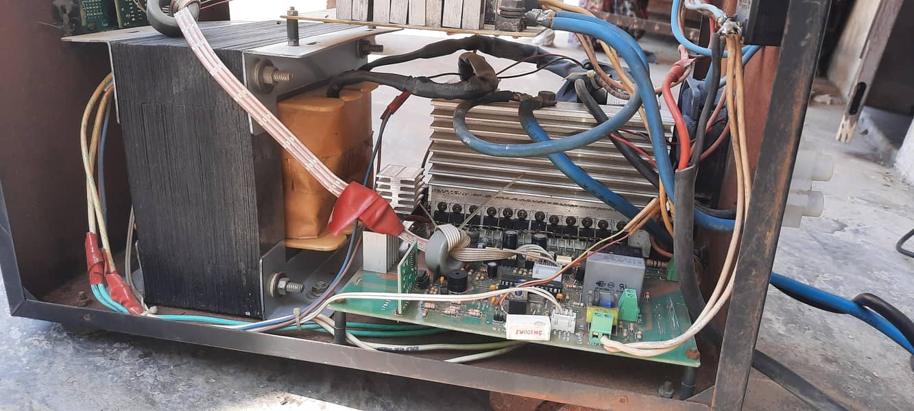 2000 Watts Pure Sinewave UPS with built-in PWM Solar Charge Controller 7