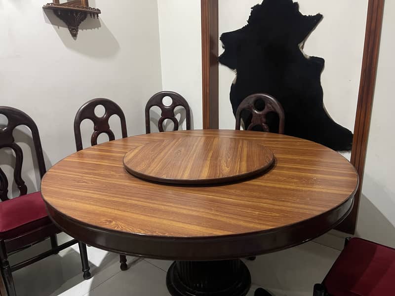 Dinning table with rotating centre a++ condition 0