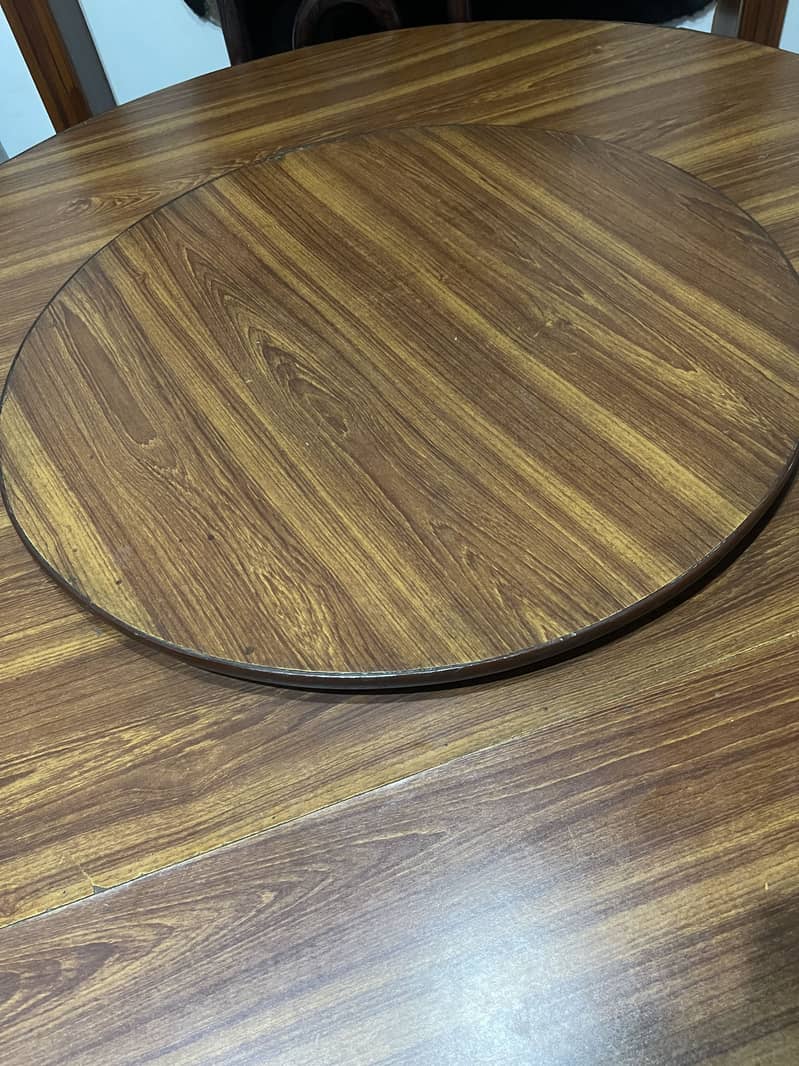 Dinning table with rotating centre a++ condition 2
