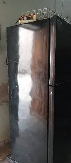 Black wali fridge hai Bht achi hai