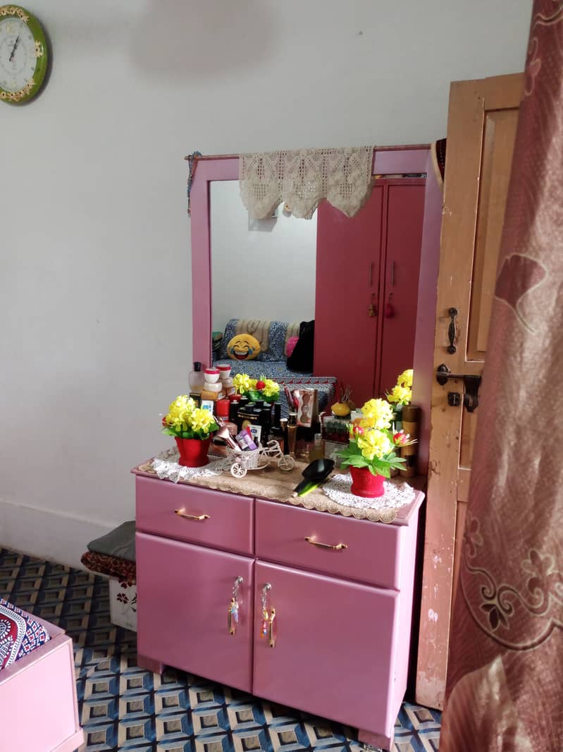 King size double bed with side tables & dressing table 4