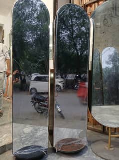 Dressing table with slide mirror