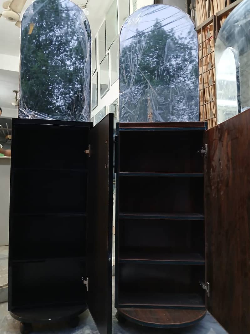 Dressing table with slide mirror 2