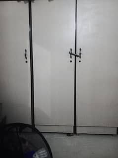 3door almari ha 1+1+1 door ha
