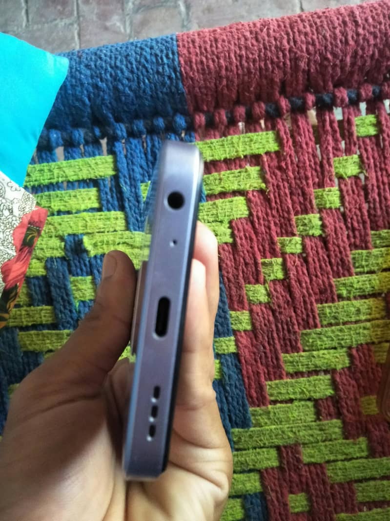 D code mobile 4GB Ram or 64 GB memory 10 by 10 condition hy 4