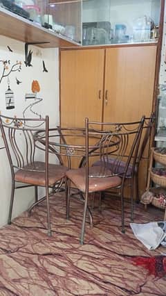 Beautiful dinning table with 4 chairs
