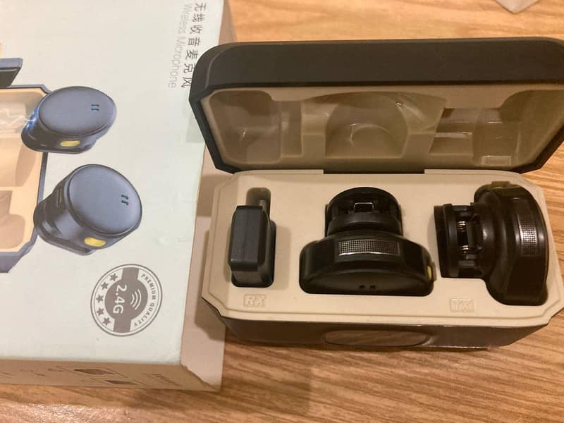 Wireless Lavalier Microphone with digital display Case 5