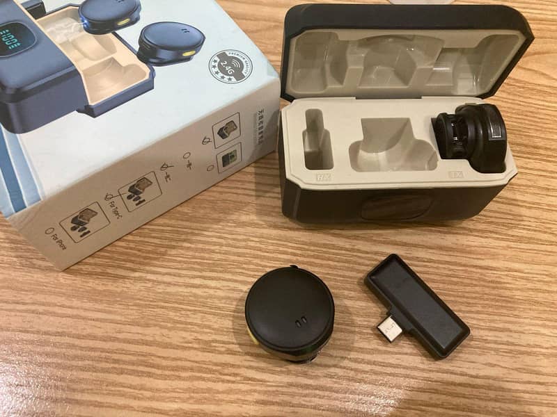 Wireless Lavalier Microphone with digital display Case 8