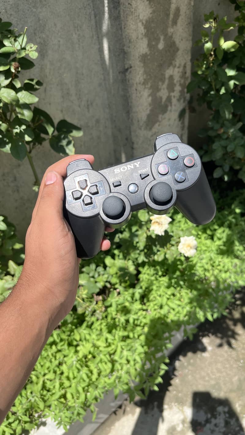 Playstation 3 with 7 games installed and with a  wireless controller 1