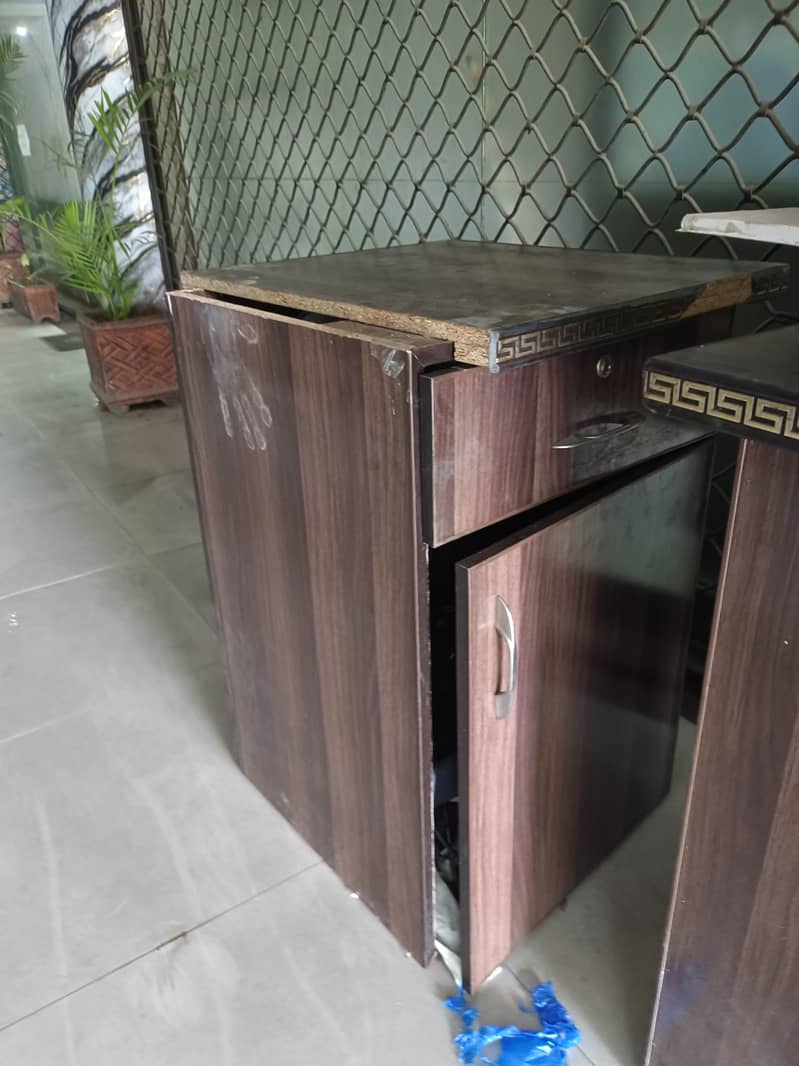 L shape office table like new with side table 1