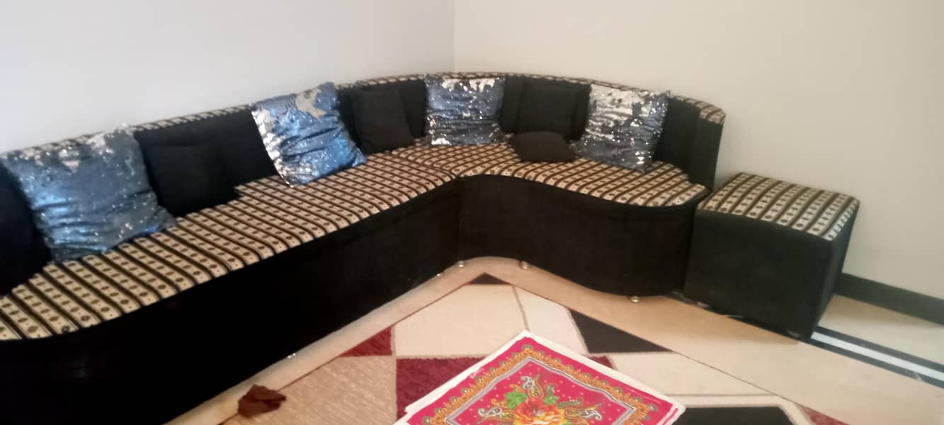 L shaped with dewan with center table 0