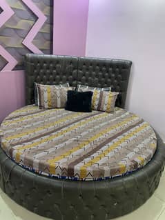 Round bed with mattress