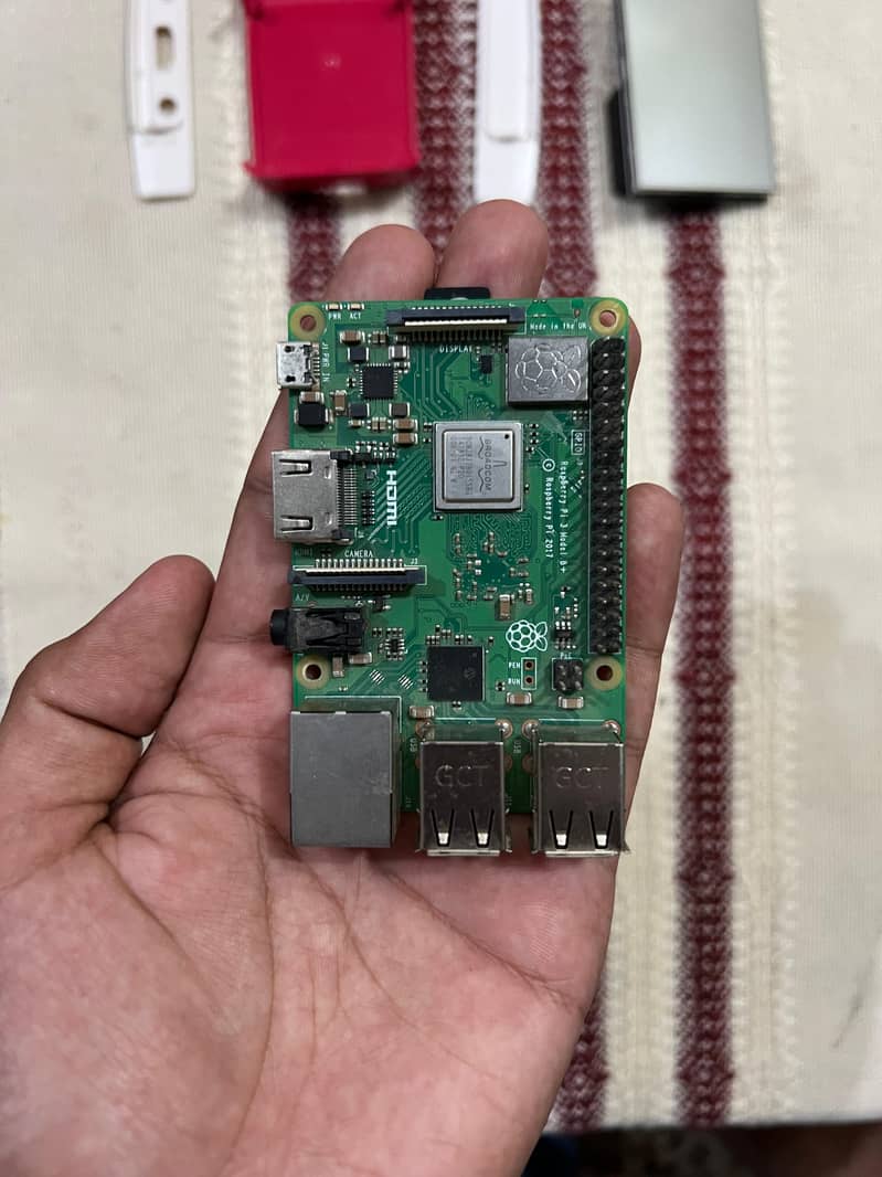 Raspberry Pi 3B+ Bundle: 32GB, 3" Touch LCD, Casing, OS Ready 0
